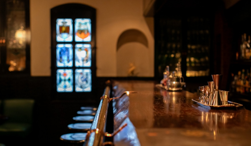 Bar VICTORYの落ち着いたカウンター席